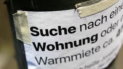 "Suche Wohnung" steht auf dem Zettel an einer Laterne in Berlin. (Symbolbild)