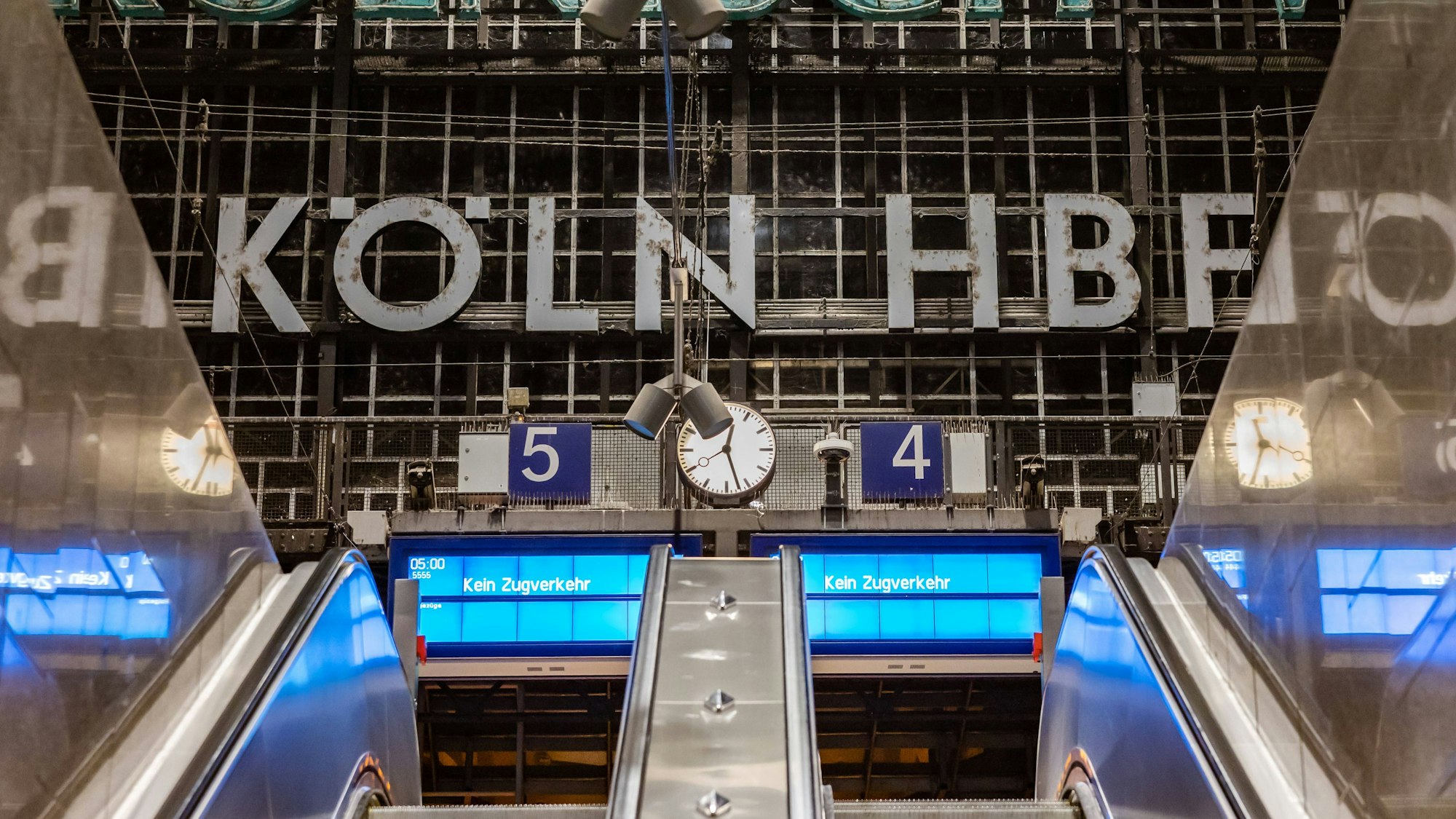 Schriftzug Köln HBF mit Anzeigetafeln mit der Aufschrift „Kein Zugverkehr“.