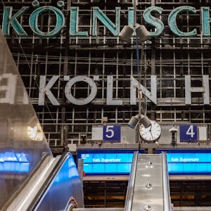 Schriftzug Köln HBF mit Anzeigetafeln mit der Aufschrift „Kein Zugverkehr“.