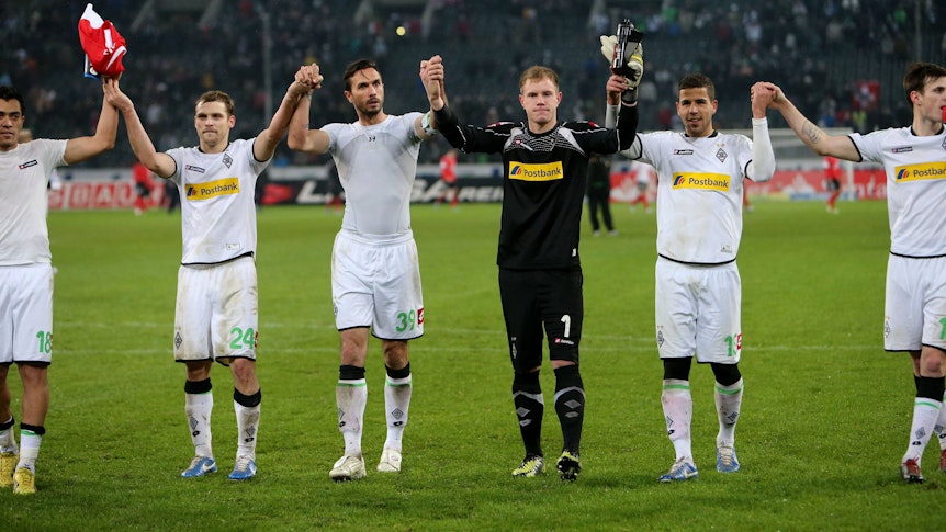 Die Borussia-Spieler jubeln vor der Nordkurve.