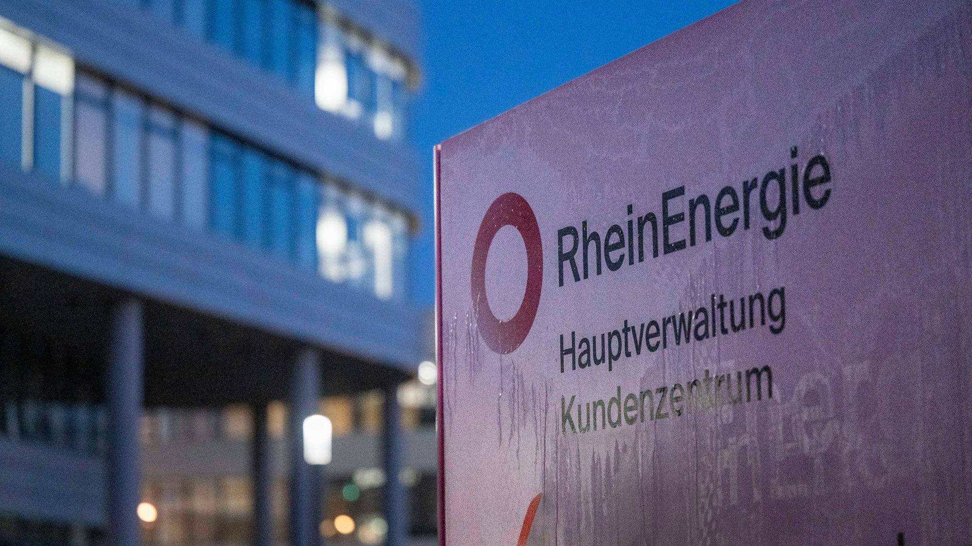 Die Zentrale der Rhein-Energie AG am Parkgürtel am Abend.