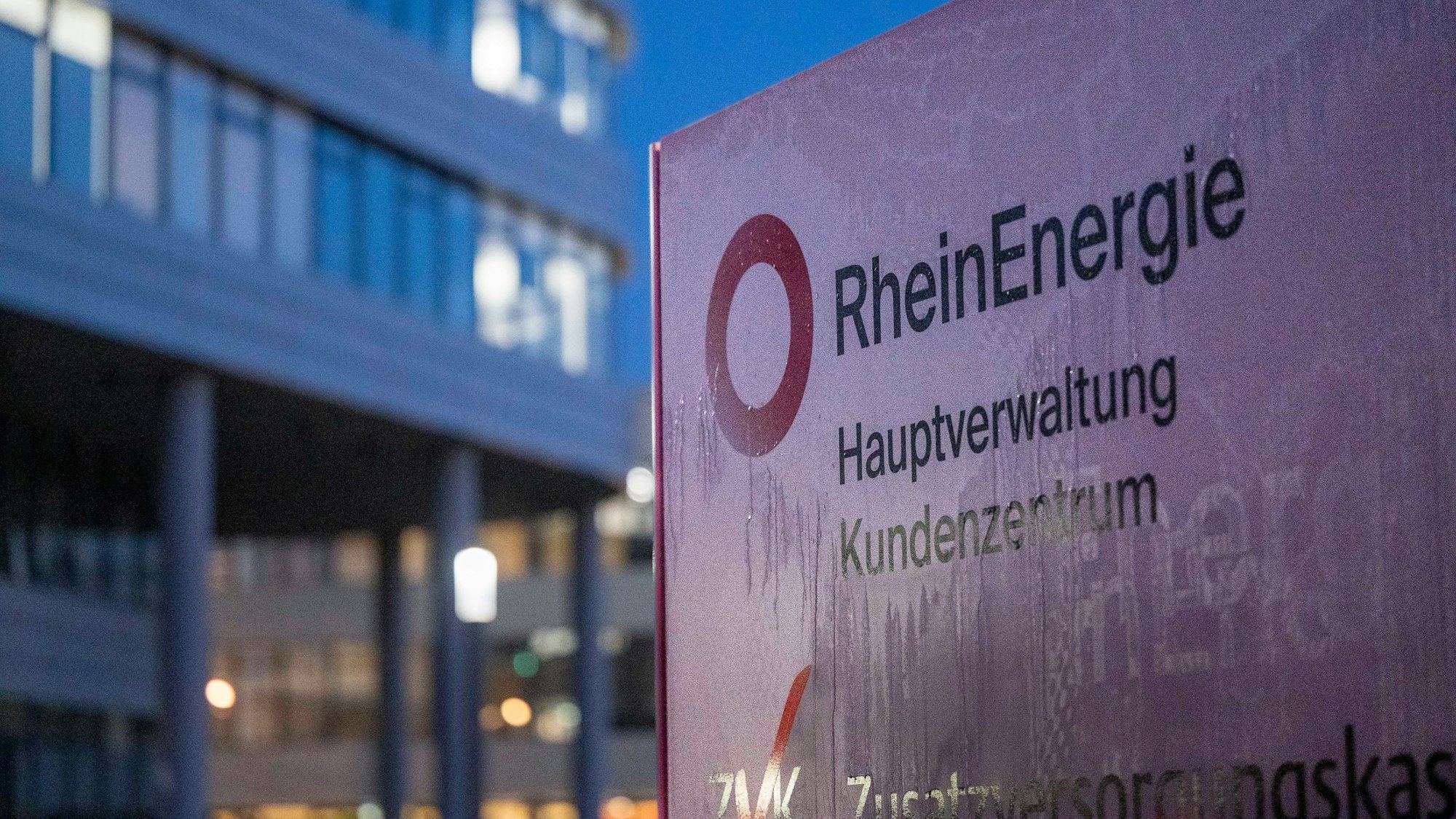 15.12.2022, Köln: Die Zentrale der Rhein Energie AG am Parkgürtel am Abend. Als Energieversorgung steht das Unternehmen aufgrund der hohen Energiepreise im Fokus.Foto: Uwe Weiser