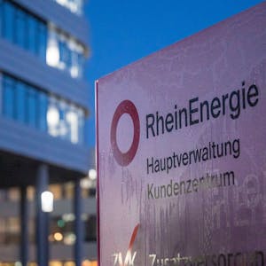 Die Zentrale der Rhein-Energie AG am Parkgürtel am Abend.&nbsp;
