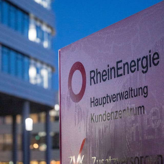 15.12.2022, Köln: Die Zentrale der Rhein Energie AG am Parkgürtel am Abend. Als Energieversorgung steht das Unternehmen aufgrund der hohen Energiepreise im Fokus.Foto: Uwe Weiser