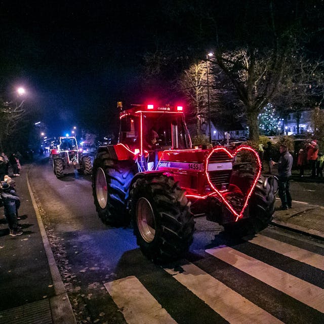Ein mit einem beleuchteten Herzen geschmückter Traktor rollte durch Lindlar.