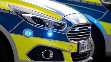 Blaulichter blinken an der Seite eines Polizeiwagens vom Typ Ford S-Max.