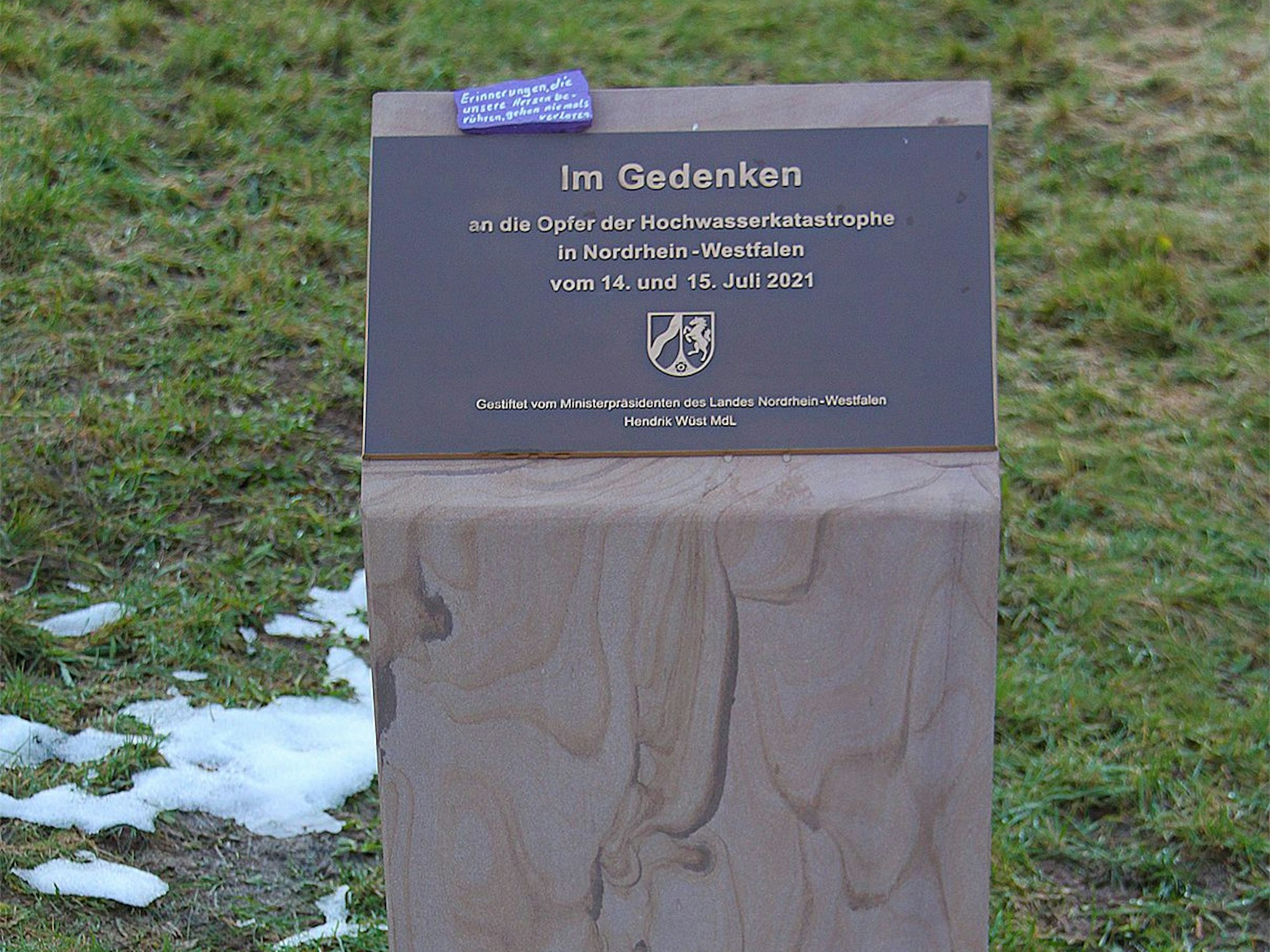An der Baumallee, die an die Opfer der Flutkatastrophe in NRW erinnert, steht auch der Gedenkstein von NRW-Ministerpräsident Hendrik Wüst.