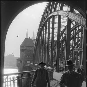 Männer auf der Hohenzollernbrücke 1928 