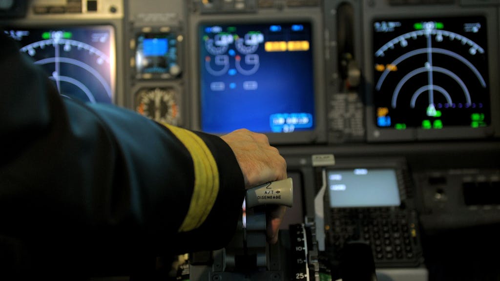 Ein Pilot sitzt am 24. Februar 2012 in Düsseldorf im Cockpit einer Boeing 737-800.