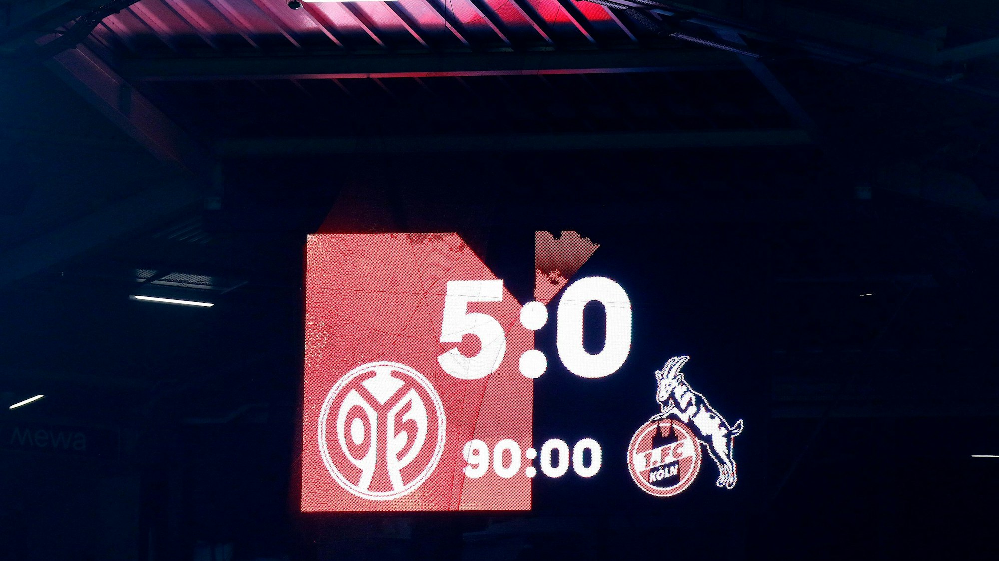 Die Anzeigetafel in der Mainzer MEWA Arena zeigt eine bittere Pleite für den 1. FC Köln. Mit 5:0 gewannen die Hausherren.