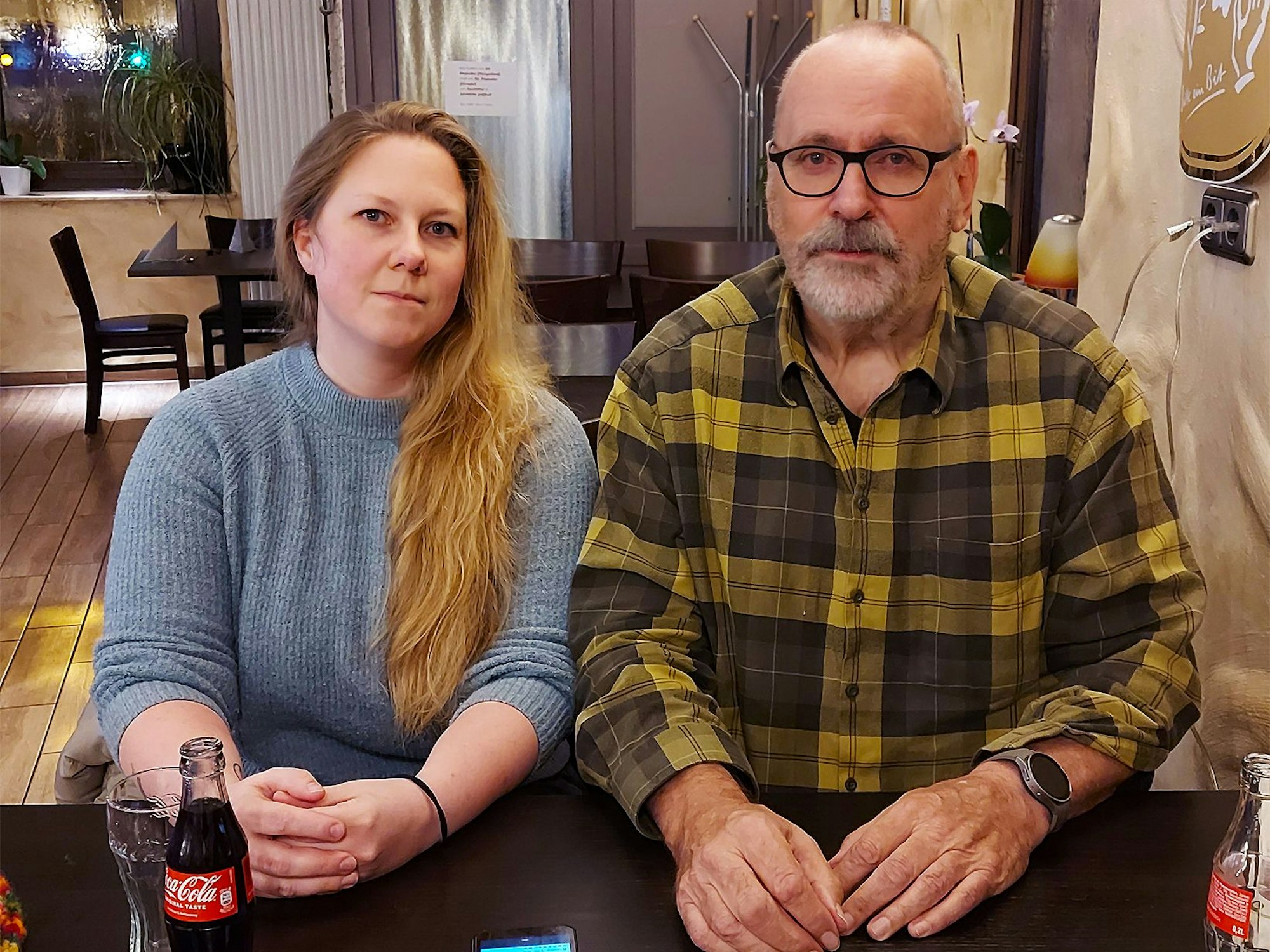 Klaus Jansen und Tamara Kopelke bilden das Team Gedenken. Bei einer Cola sitzen sie in einer Gaststätte und berichten von ihrer Arbeit.
