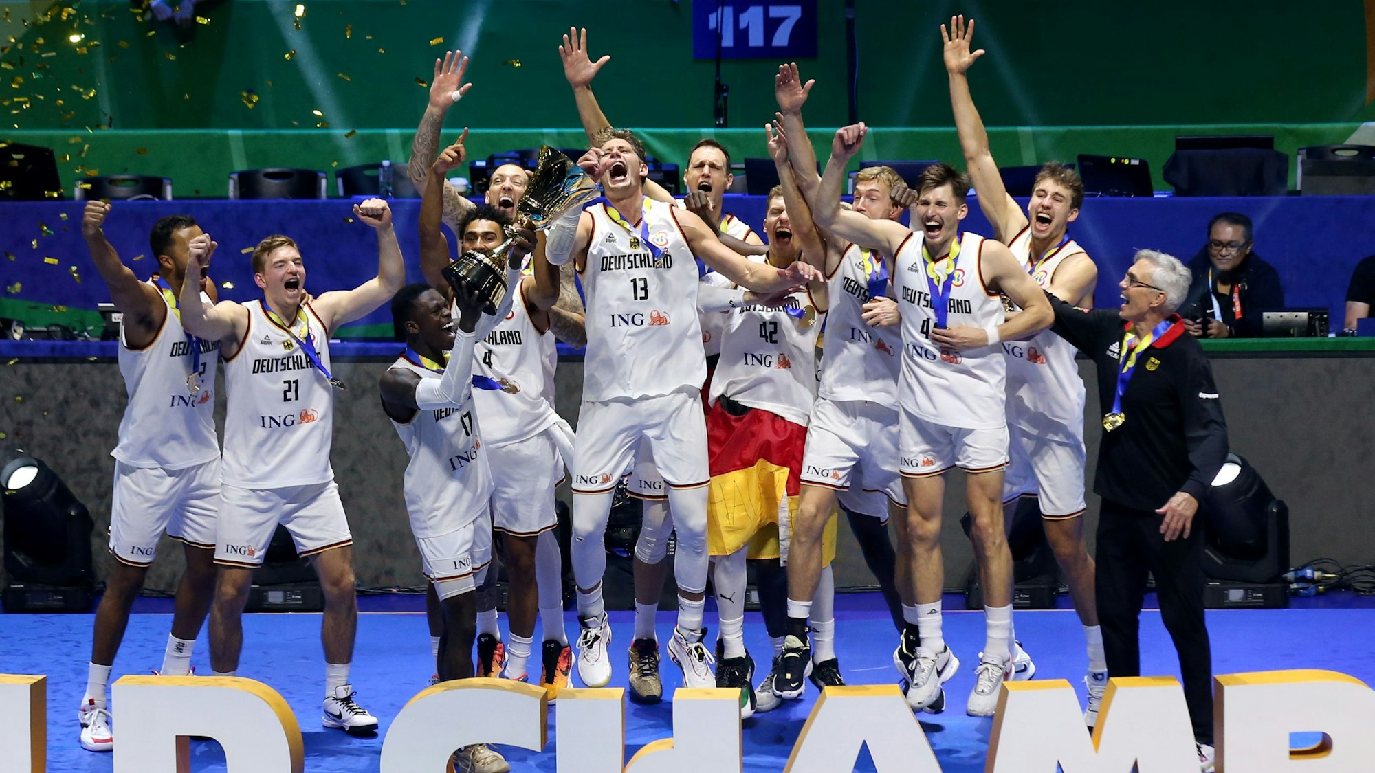 Deutschlands Basketball-Nationalmannschaft feiert den WM-Titel.