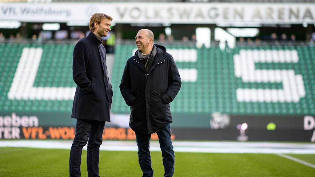 Simon Rolfes und Leverkusens Geschäftsführer Fernando Carro (r.) stehen auf dem Spielfeld beim VfL Wolfsburg.&nbsp;