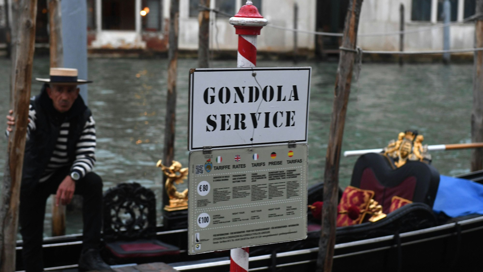 Ein Schild mit der Aufschrift „Gondola Service“ ist in der Lagunenstadt Venedig am Canale Grande zu sehen.