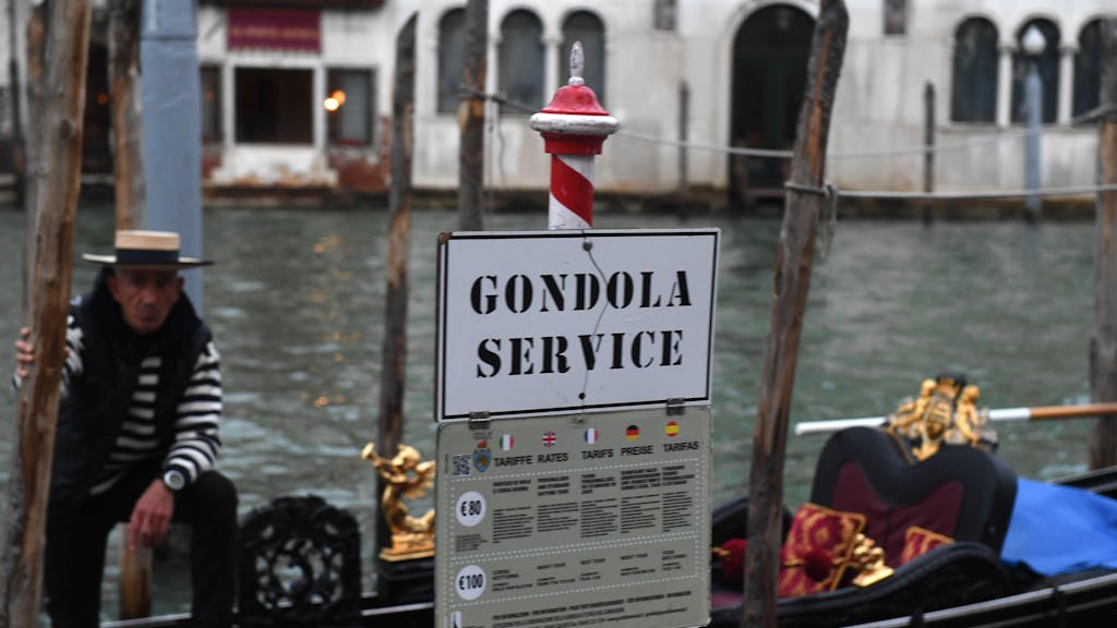 Ein Schild mit der Aufschrift „Gondola Service“ ist in der Lagunenstadt Venedig am Canale Grande zu sehen.