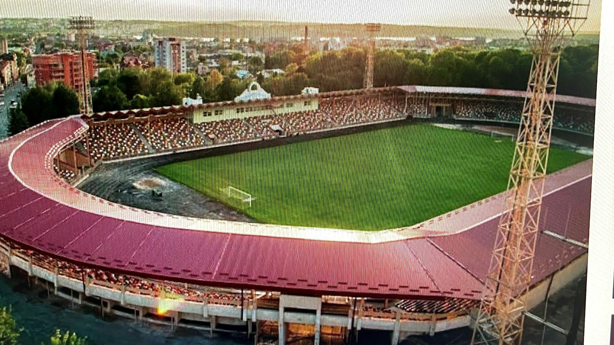 Ein Fußballstadion aus der Luft gesehen.