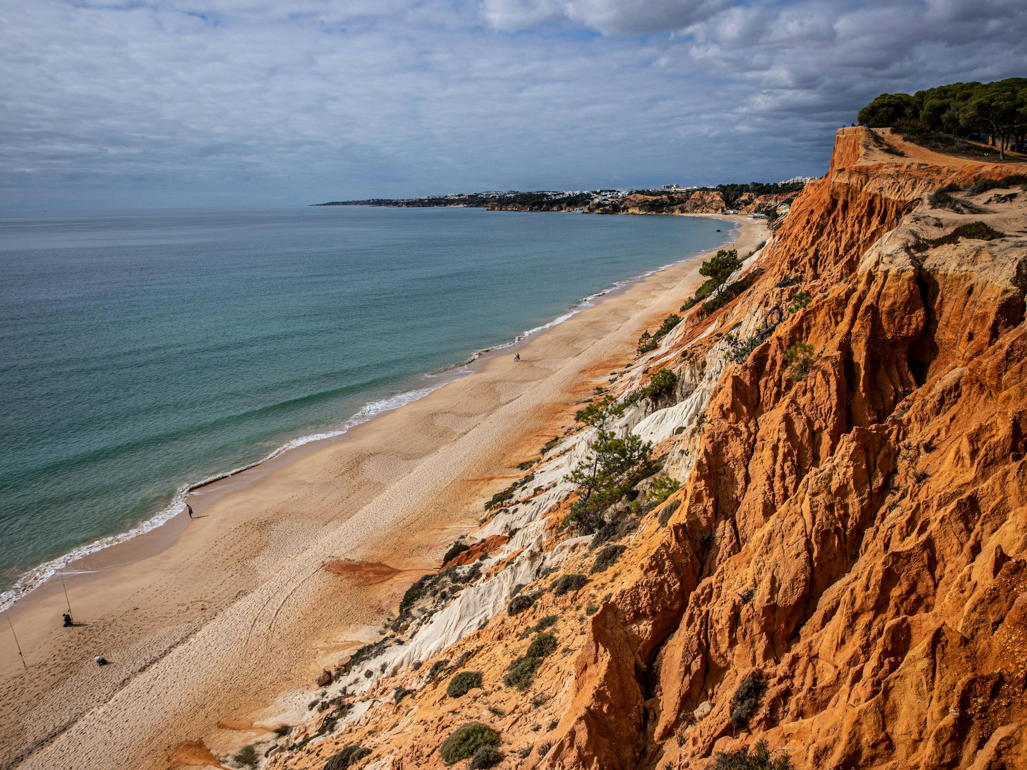 Blick auf die Praia da Falesia in Portugal, hier im November 2021.