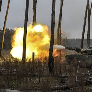Ein russischer T-80-Kampfpanzer feuert in der Ostukraine auf ukrainische Stellungen. In Russland wird unterdessen Kritik an der Behandlung der russischen Truppen laut. (Archivbild)