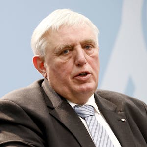 Karl-Josef Laumann (CDU), Minister für Arbeit, Gesundheit und Soziales des Landes Nordrhein-Westfalen, sitzt in einer Pressekonferenz.