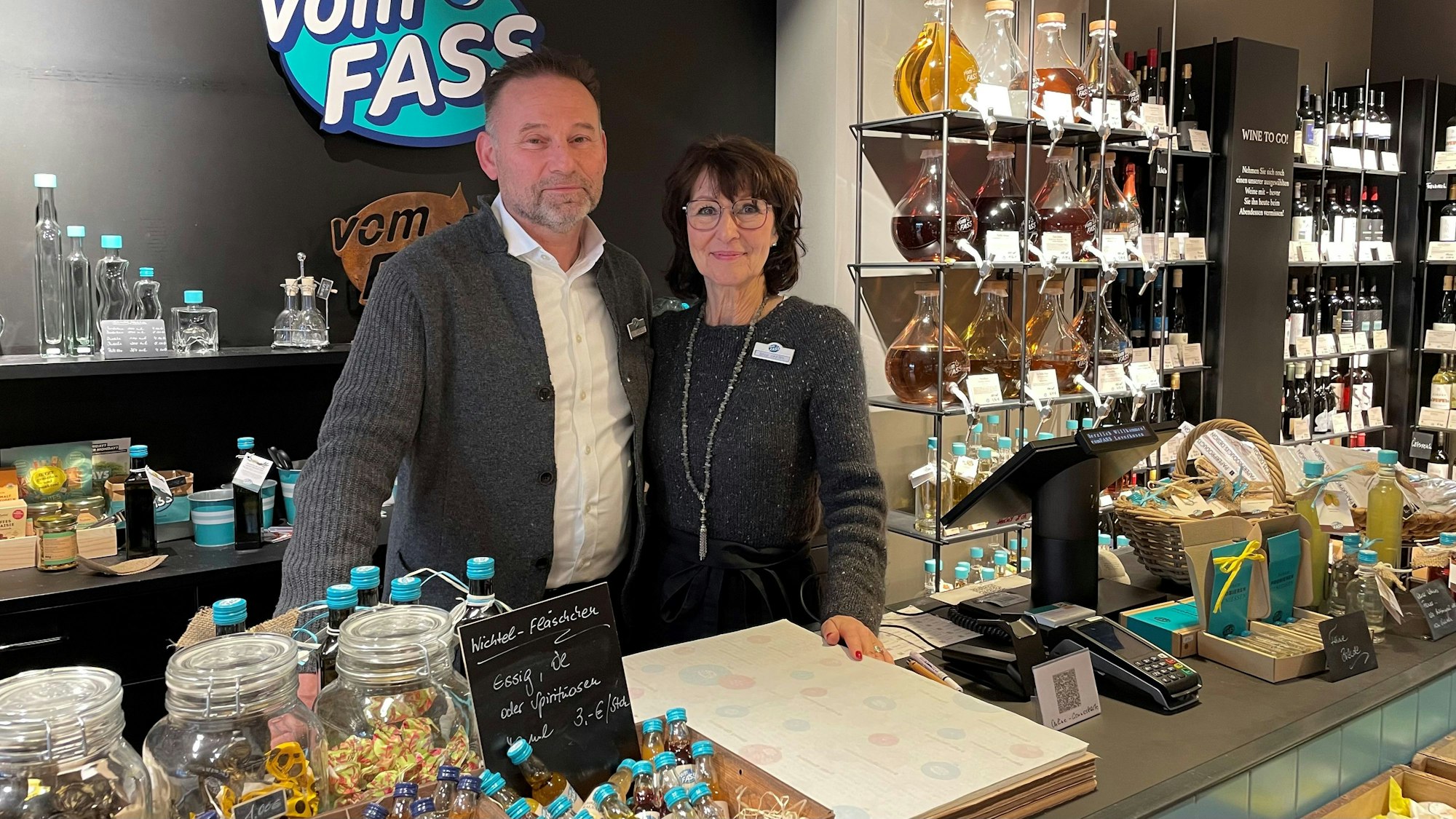 Die Betreiber Uwe und Heike Gaebel stehen hinter der Verkaufstheke ihres Ladens "Vom Fass".