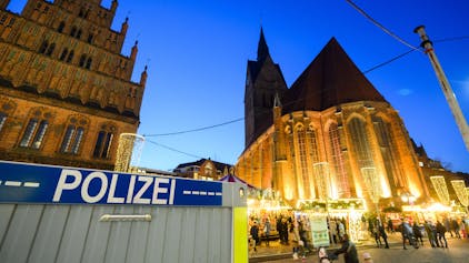 07.12.2023, Niedersachsen, Hannover: Eine mobile Wache der Polizei steht am Weihnachtsmarkt Hannover. Foto: Julian Stratenschulte/dpa +++ dpa-Bildfunk +++