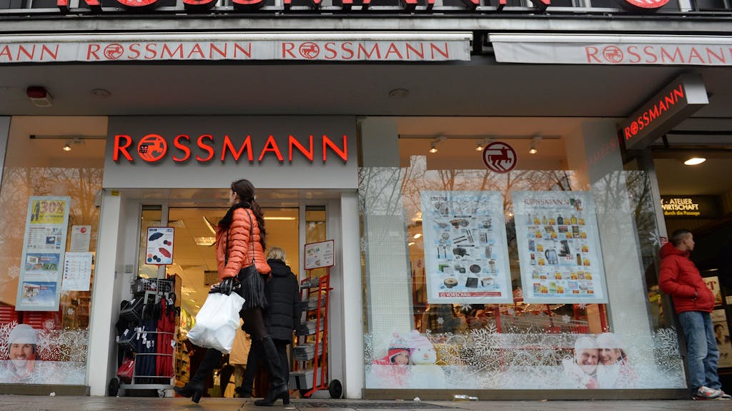 Eine Frau geht an einer Rossmann-Filiale vorbei, hier im Dezember 2014 in München.&nbsp;