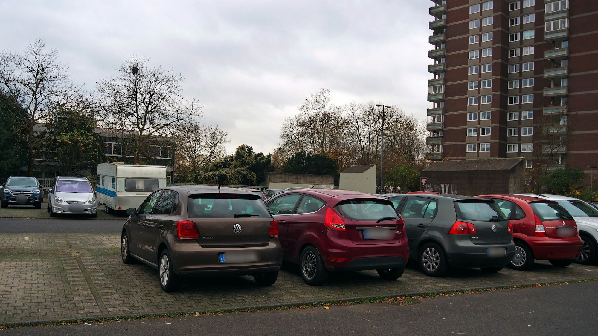 Autos auf einem Parkplatz