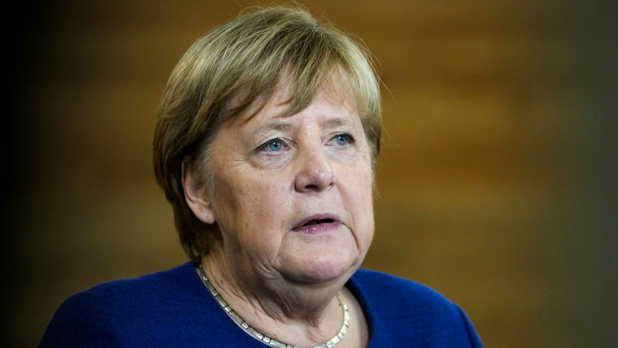 Die ehemalige Bundeskanzlerin Angela Merkel (CDU) spricht während einer Veranstaltung auf einer Bühne.