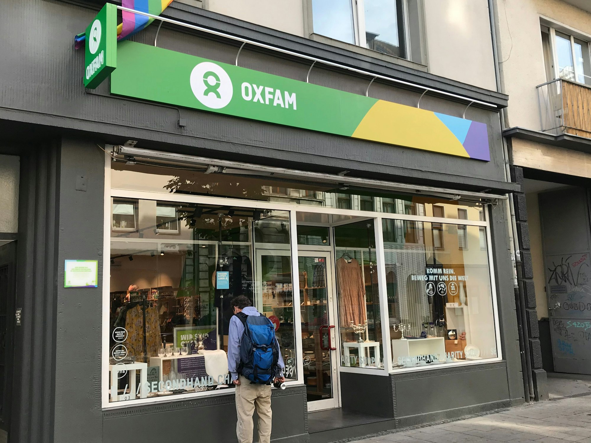 Außenaufnahme vom Oxfam Shop Köln-Südstadt nach seiner Renovierung im Sommer 2022.