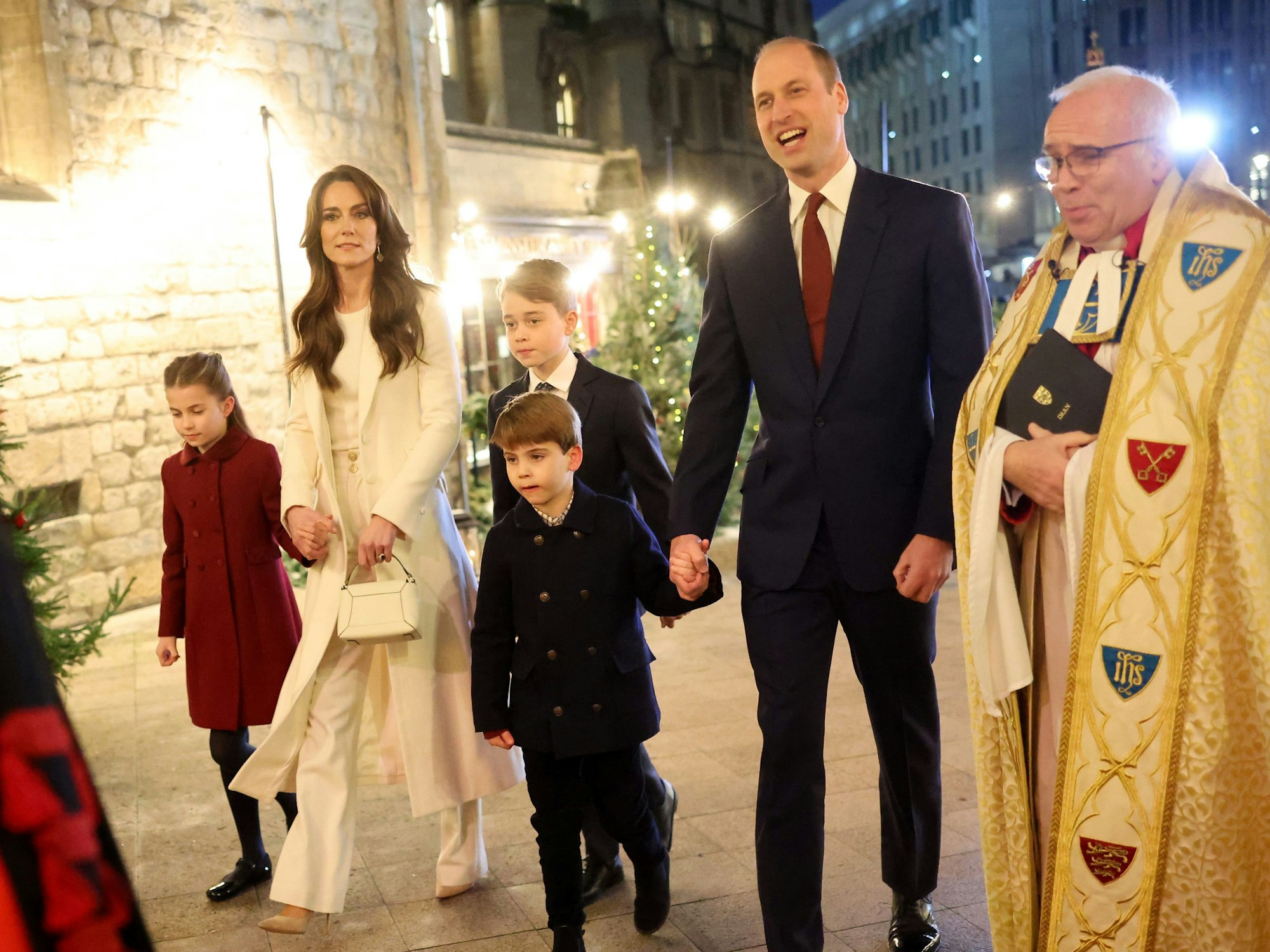 Prinzessin Charlotte (l-r), Prinzessin Kate, Prinz George, Prinz Louis und Prinz William von Wales sowie David Hoyle, Dekan der Westminster Abbey, kommen zum Gottesdienst „Royal Carols - Together At Christmas“ in der Westminster Abbey.