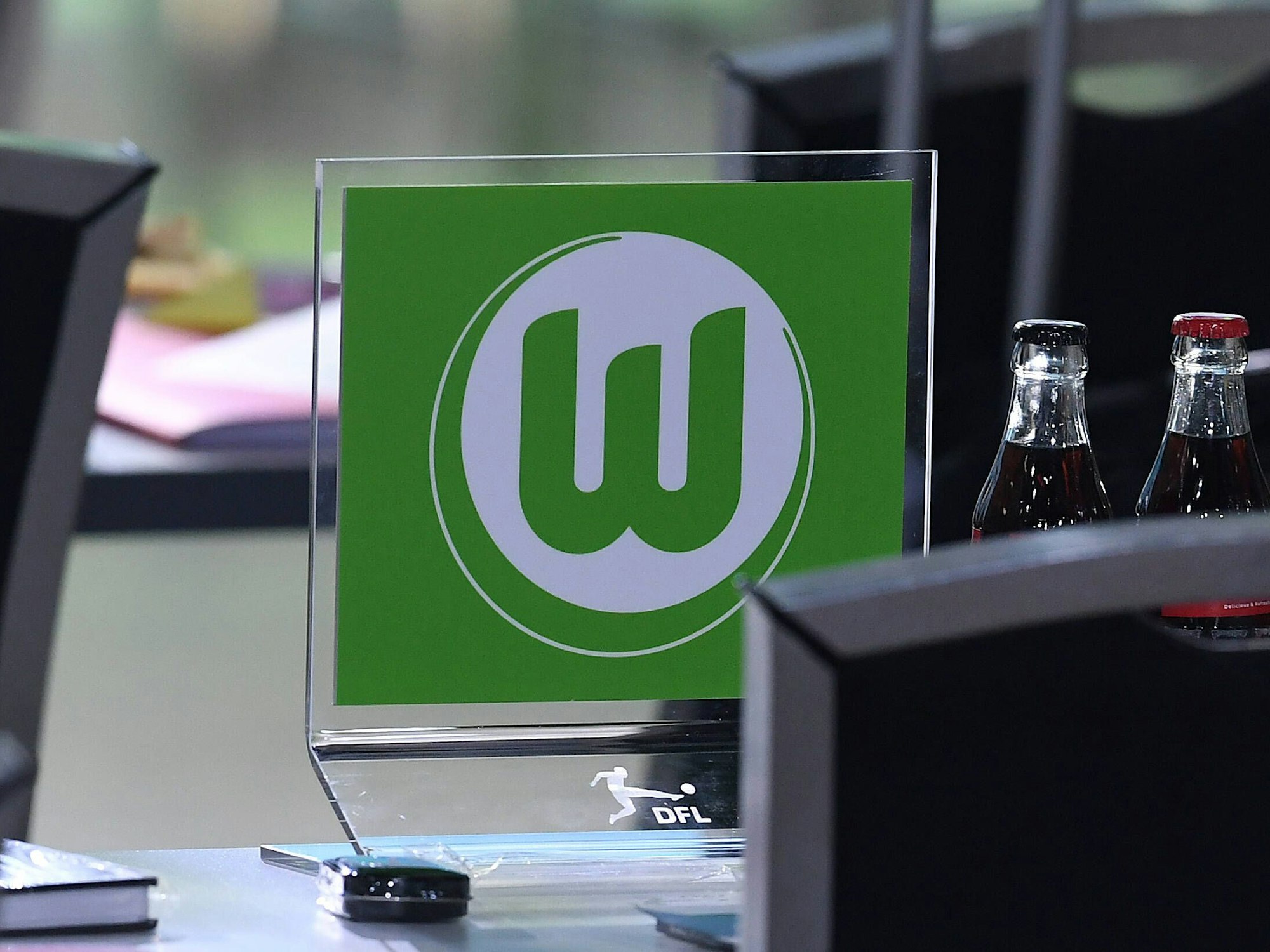 Das Wolfsburg-Logo bei der Generalversammlung 2022.