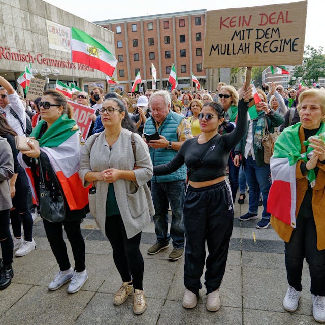 Köln: Mehrere Tausend Menschen bekunden bei einer Demonstration in der Köner Innenstadt ihre Solidarität mit den Protestierenden im Iran.