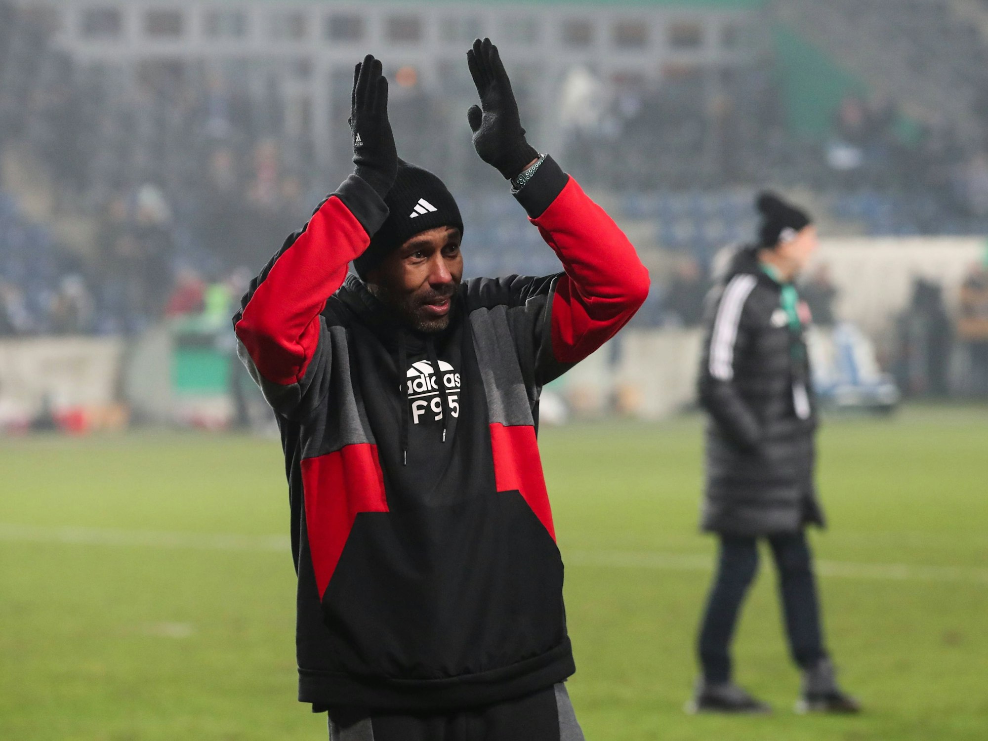 Daniel Thioune applaudiert nach dem Sieg im Pokal-Achtelfinale in Magdeburg den Fortuna-Fans.