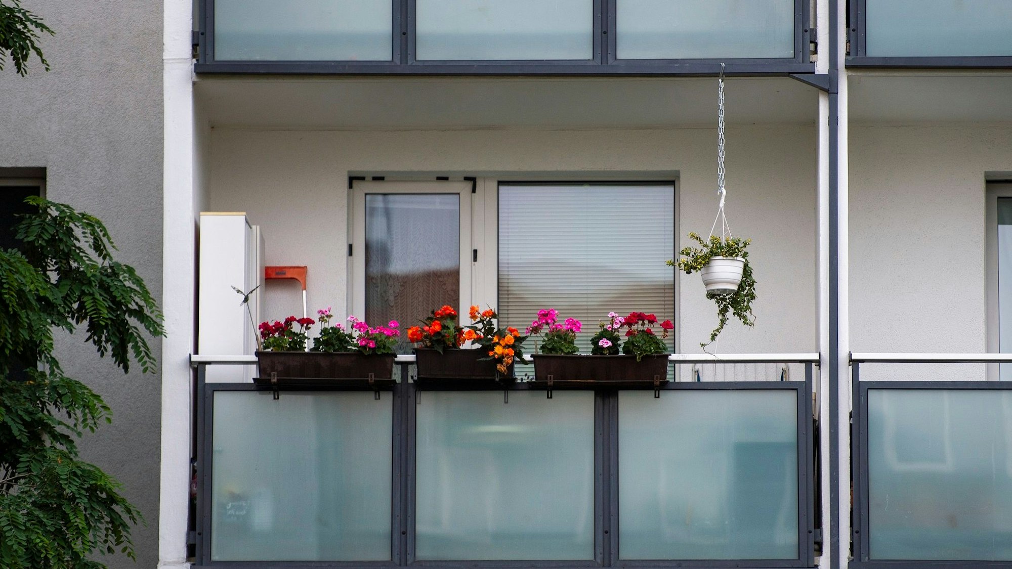 Unser Symbolbild zeigt einen Balkon von einem Mietshaus in Berlin.