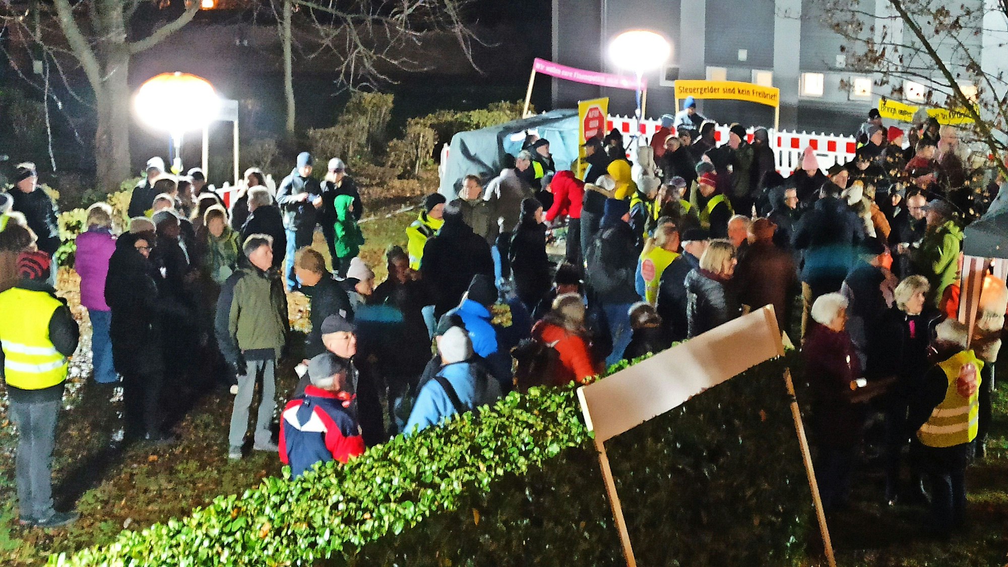 8. Dezember 2023. Alfter-Oedekoven. Rund 200 Bürgerinnen und Bürger protestierten gegen die Grundsteuererhöhung  vor der Ratssitzung in Alfter.