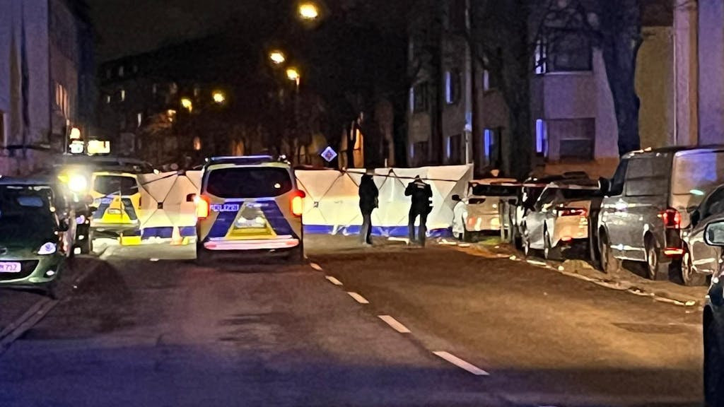 Mehrere Polizei-Autos an einem Tatort in Köln, der Bereich ist abgesperrt.
