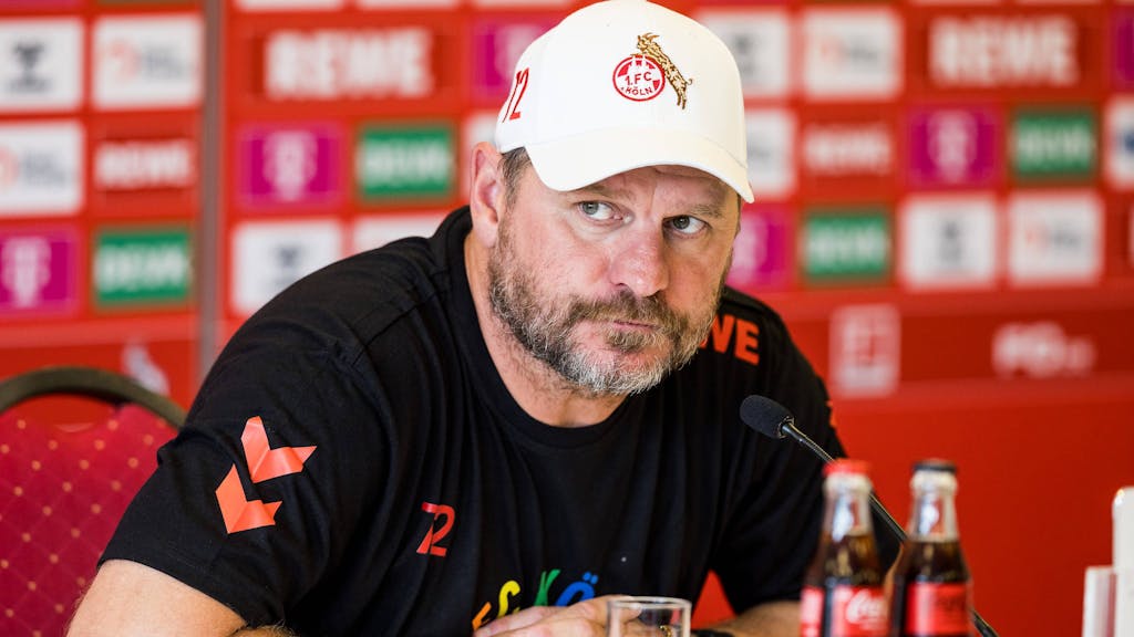 FC-Coach Steffen Baumgart beantwortet auf einer Pressekonferenz die Fragen der Journalisten.&nbsp;