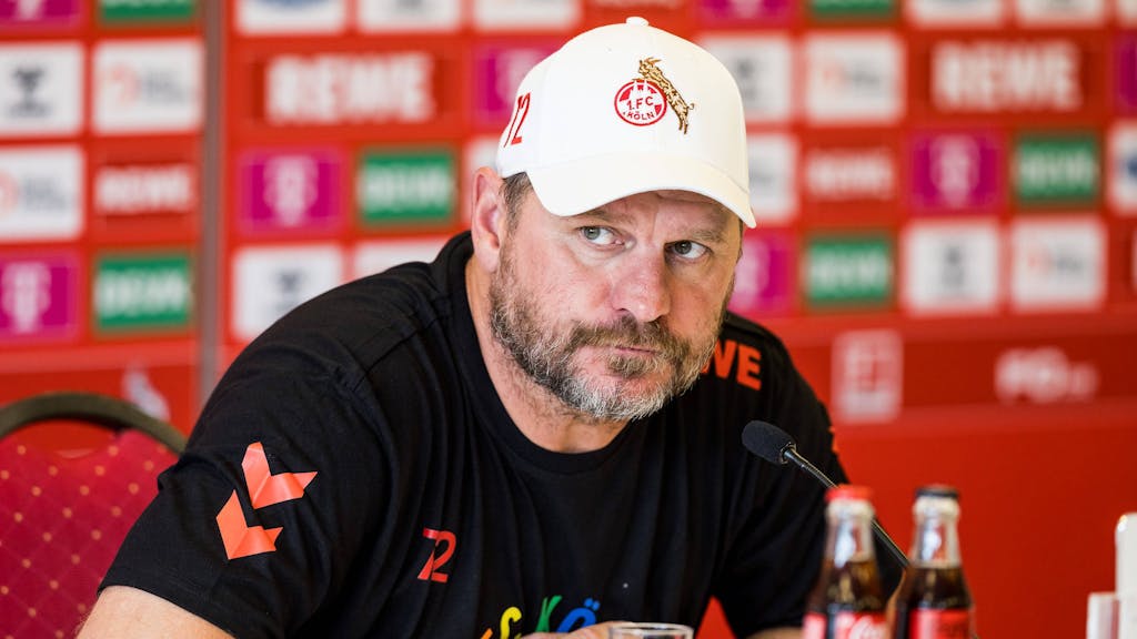 FC-Coach Steffen Baumgart beantwortet auf einer Pressekonferenz die Fragen der Journalisten.&nbsp;