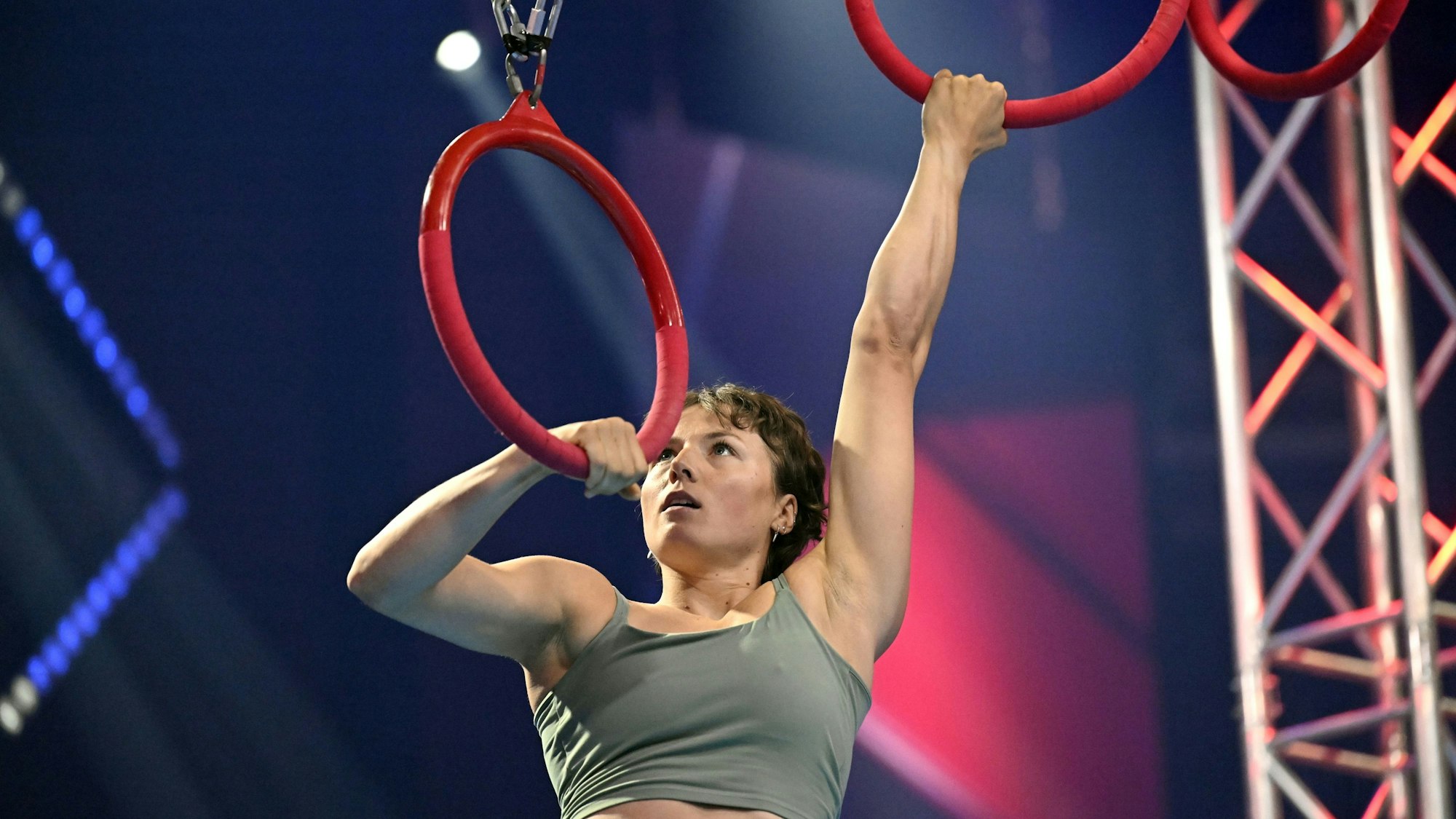 Die Sportlerin Ada Theilken hängt bei einem Hindernis der RTL-Show Ninja Warrior Germany an den Ringen.