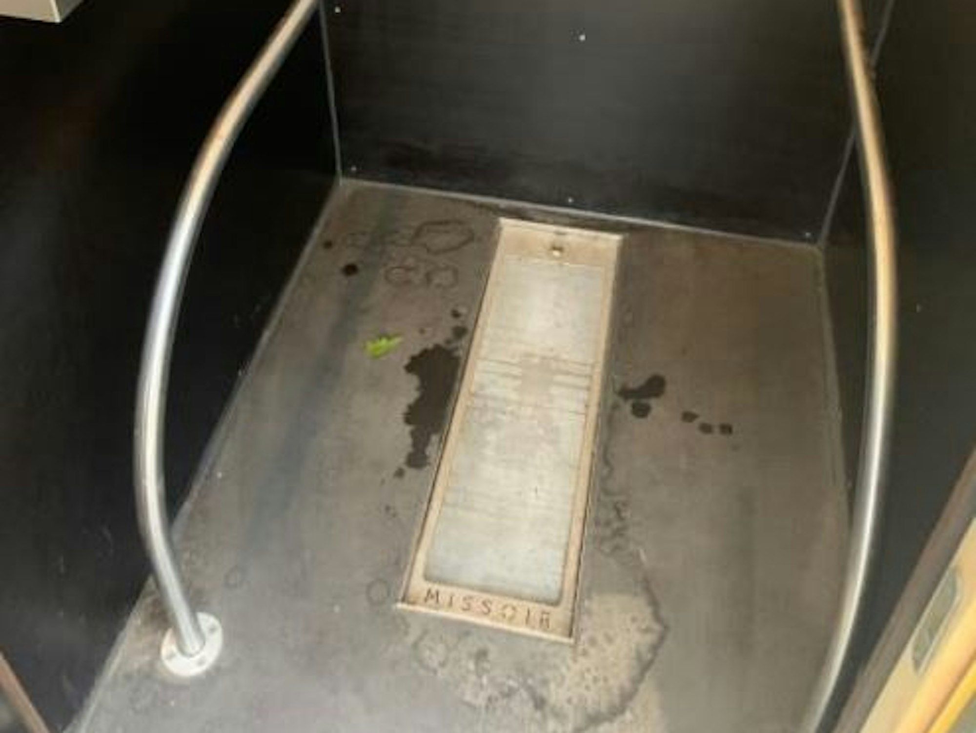 Das Foto zeigt ein Hock-Urinal