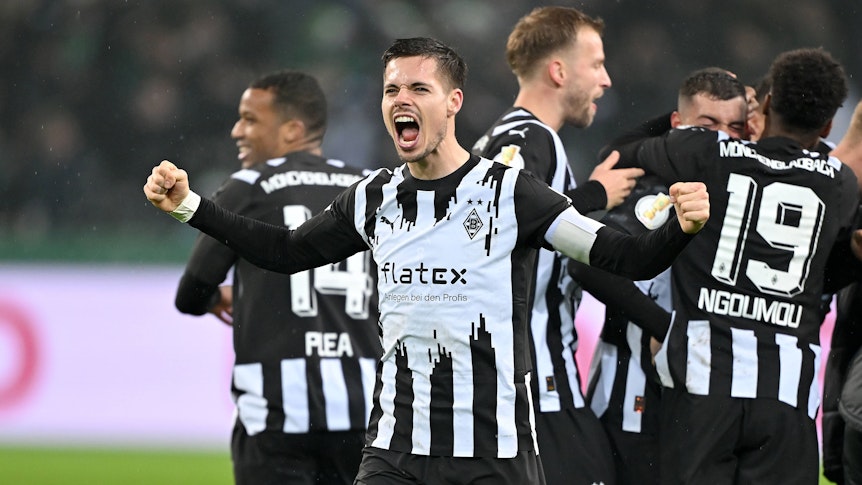Julian Weigl feiert das Pokal-Weiterkommen von Borussia Mönchengladbach.