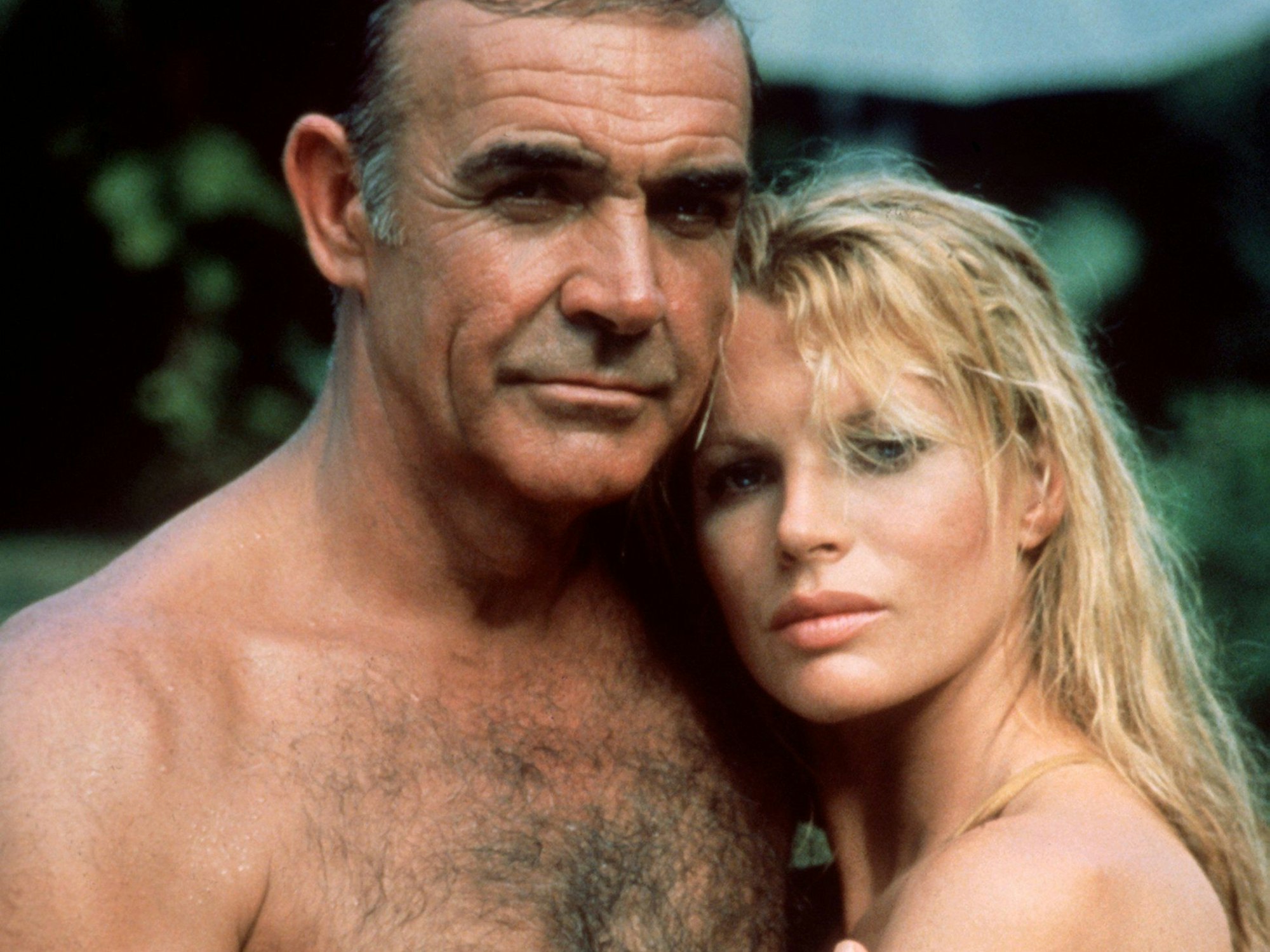 Das Archivbild von 1983 zeigt den britischen Schauspieler Sean Connery als James Bond in einer Szene mit Kim Basinger in dem Film «Sag niemals nie».