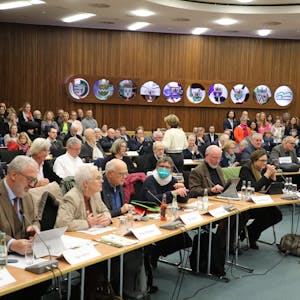 Bei der Kreistagsitzung 7. Dezember 2023 sitzen die gewählten Mandatsträger an ihren Tischen im Großen Kreissaal. Im Hintergrund stehen zahlreiche Besucher.&nbsp;