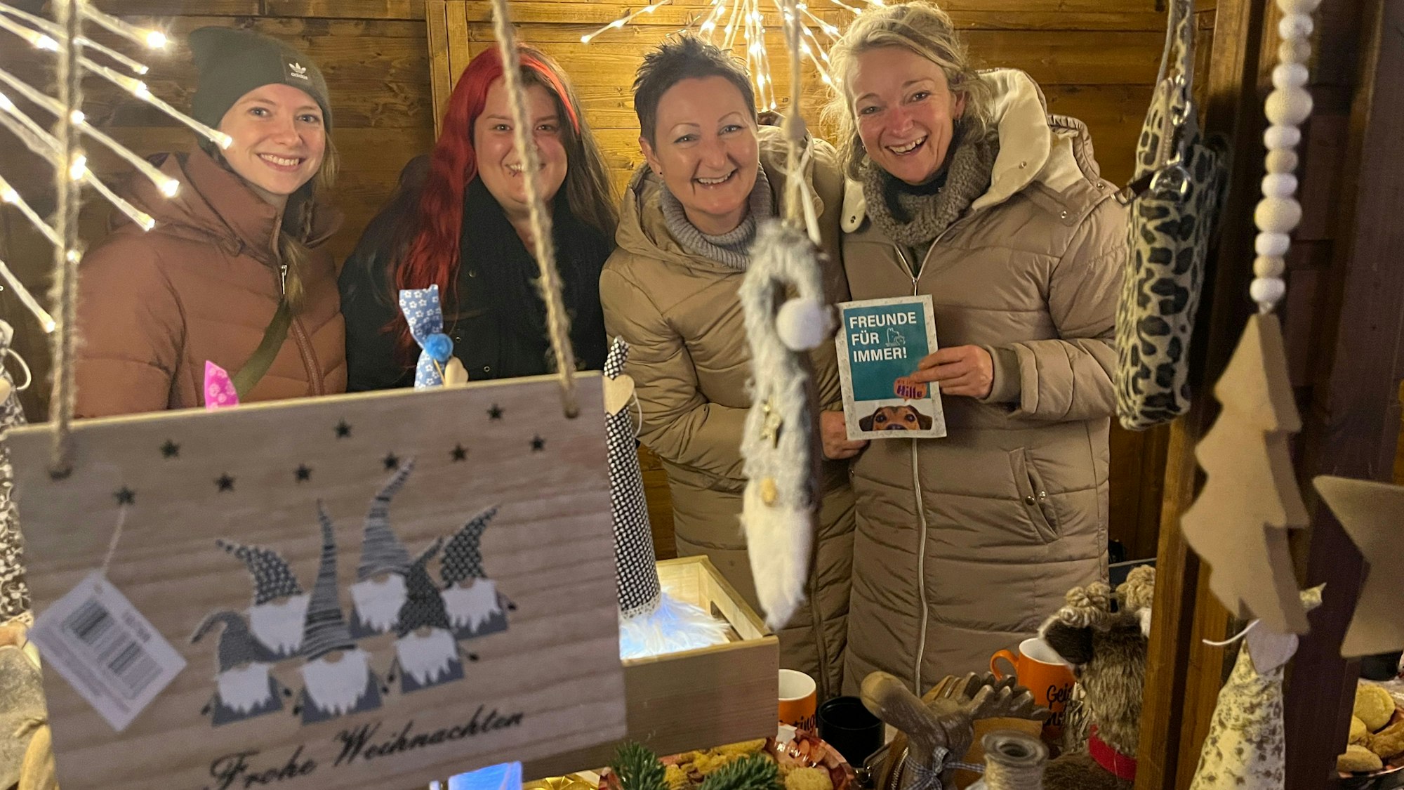 Der Ortsring Geistingen organisierte den Weihnachtsmarkt auf dem Geistinger Platz. Anja Morell (r.) und ihr Tierschutzverein für Rumänien.