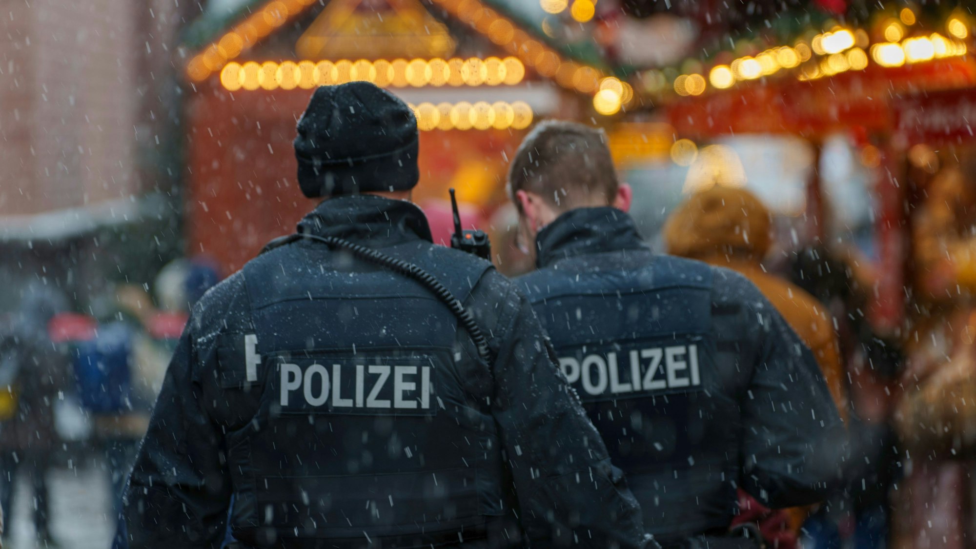 Zwei Polizisten gehen Streife auf dem Weihnachtsmarkt in Frankfurt.