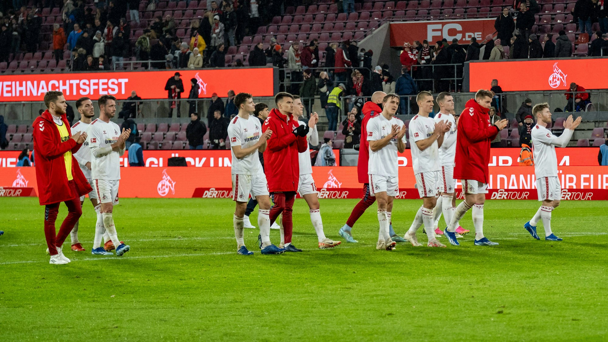 Die FC-Profis bedankten sich nach dem 0:0 gegen Mainz für die Fan-Unterstützung.