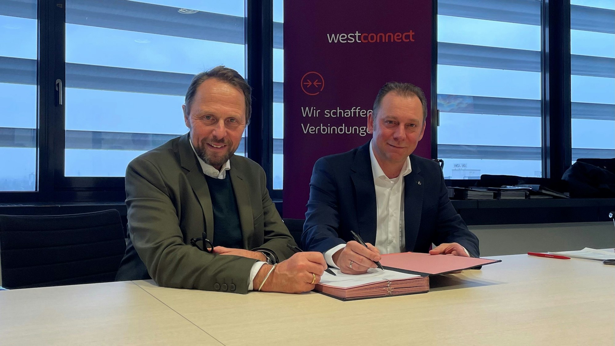 Oberbürgermester Uwe Richrath und Daniel Böttcher, Regionalmanager der Westconnect unterzeichnen den „Letter of Intent“ – eine Absichtserklärung zum Glasfaserausbau in Leverkusen.