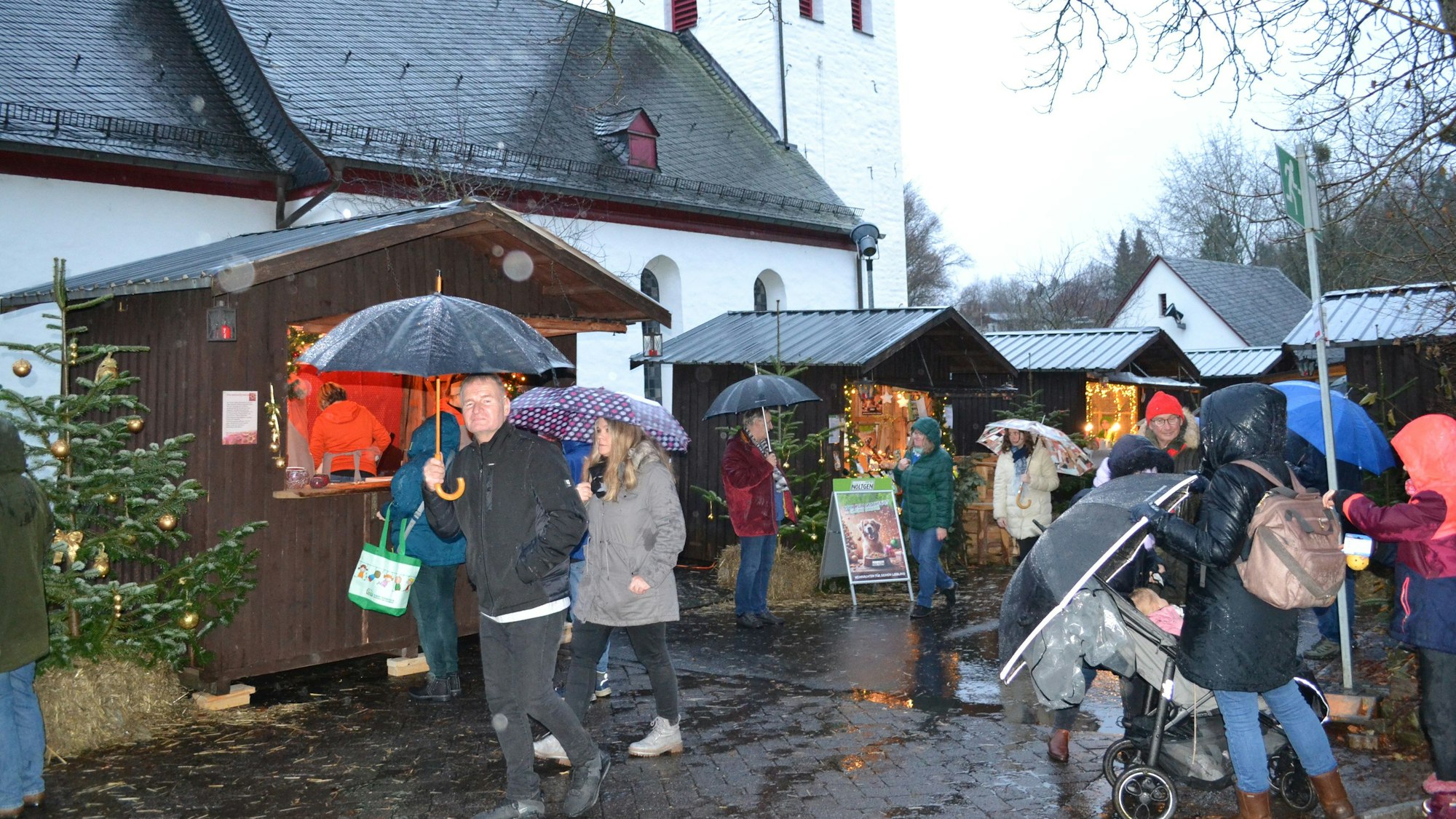 Trotz des Wetters strömten die Besucher zur heimeligen Döörper Weihnacht in Ruppichteroth.