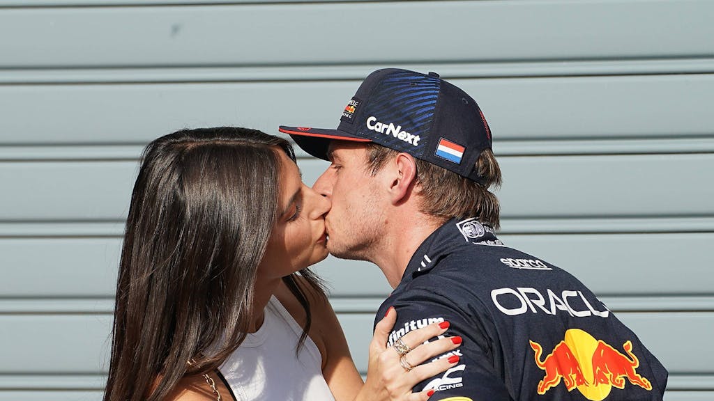 Max Verstappen küsst seine Partnerin.