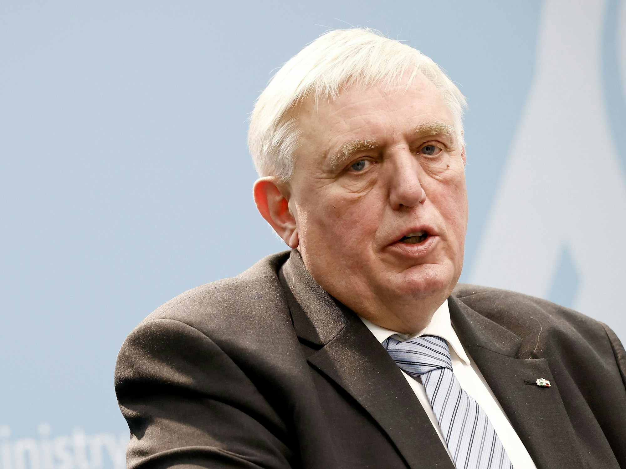 NRW-Gesundheitsminister Karl-Josef Laumann (CDU) sitzt Anfang Januar 2023 in einer Pressekonferenz.